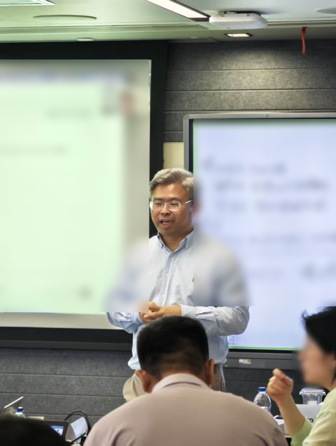 周俊东在白板前讲解 AI+HR 方法