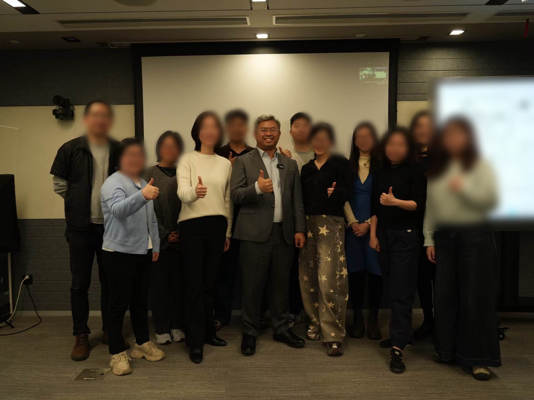 周俊东与小组学员完成工作坊后的合影