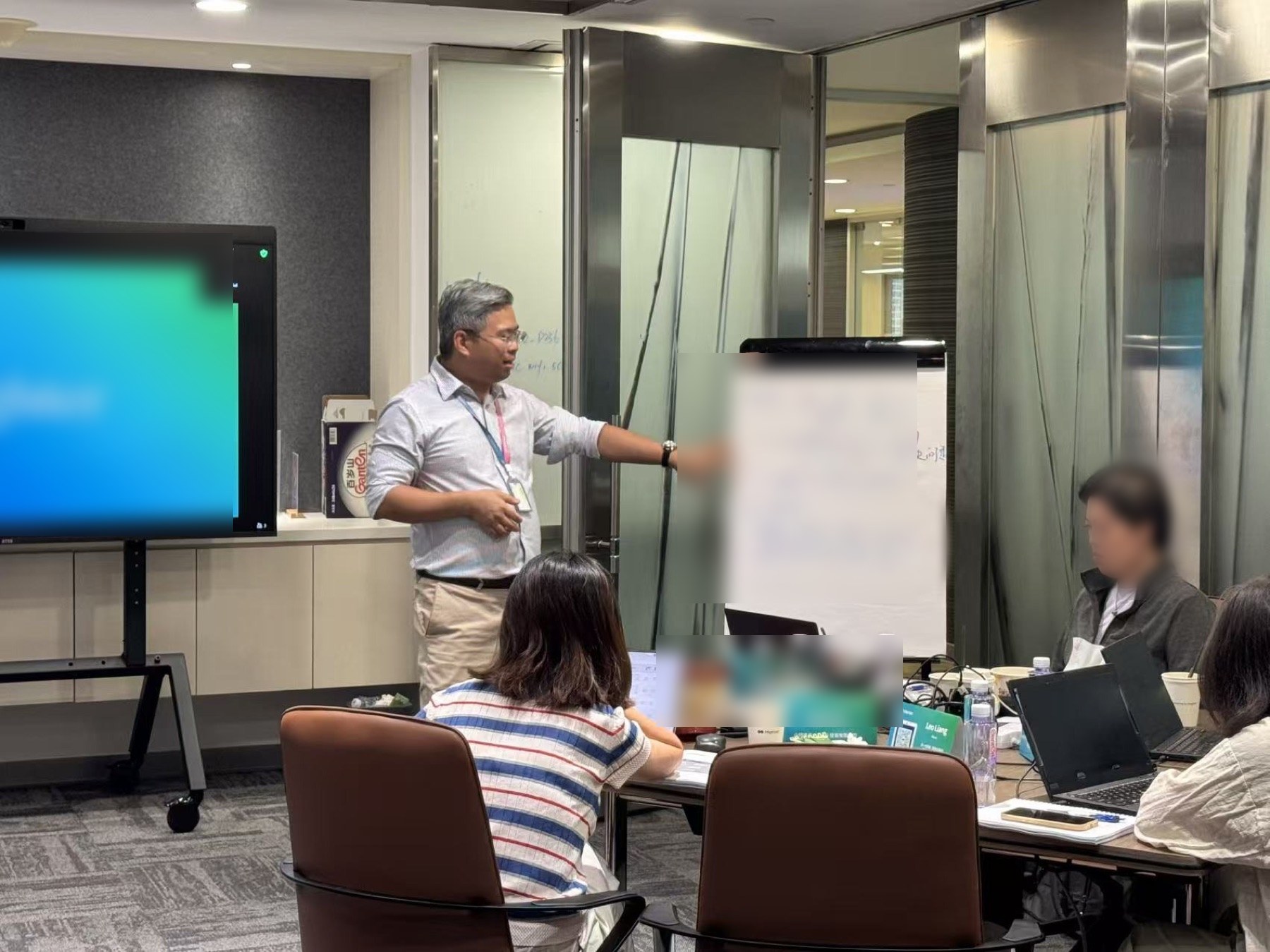 周俊东在工作坊现场指导学员拆解 AI+HR 任务