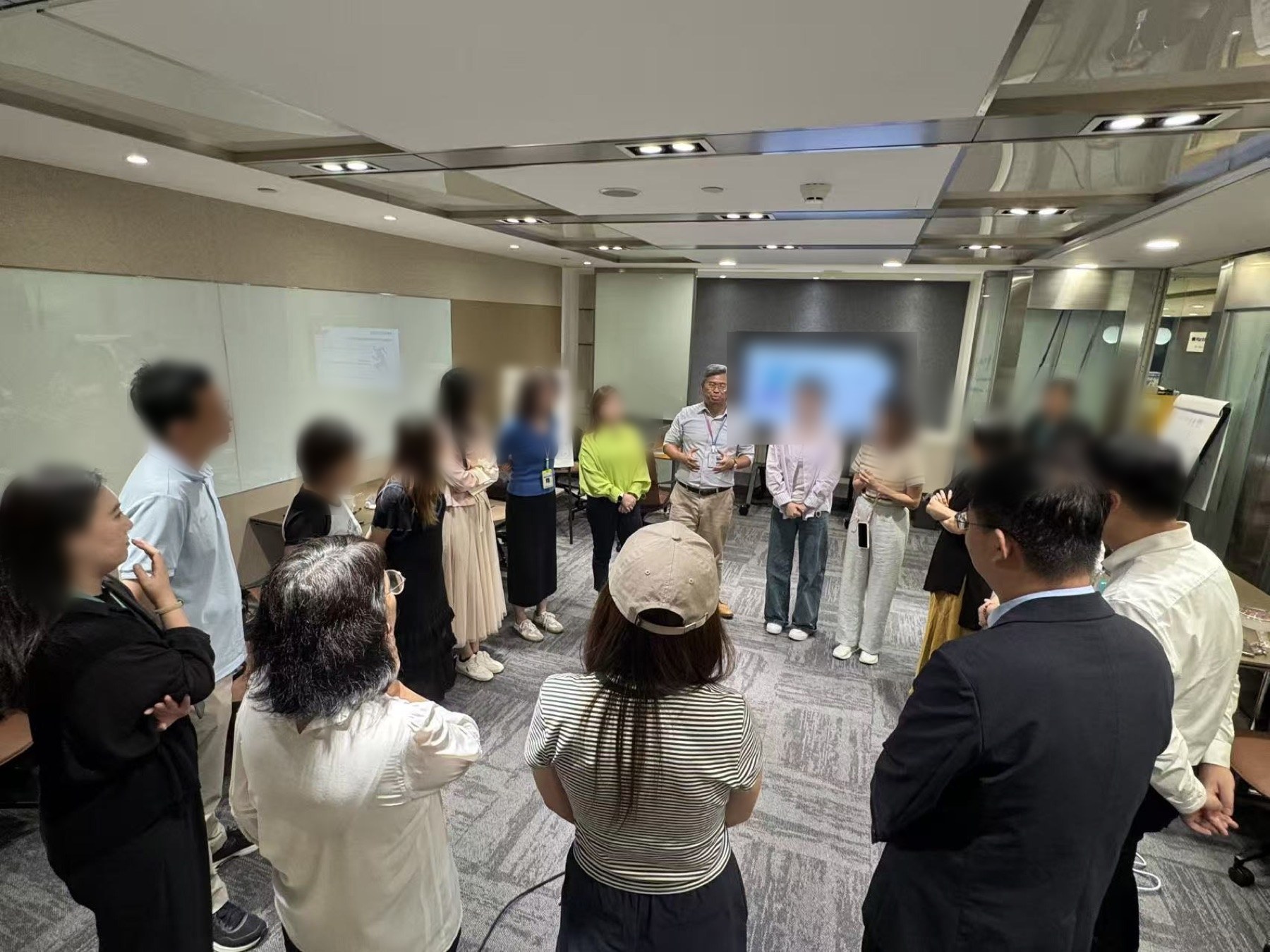 AI+HR 工作坊现场围圈讨论